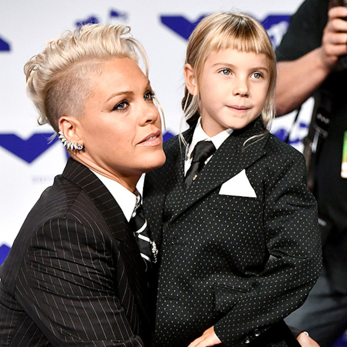 Pink S Daughter Willow Now Has A Punk Rock Haircut Just Like